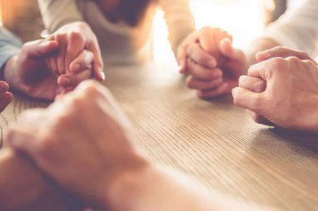 group-pray-people_SI group-pray-people_SI